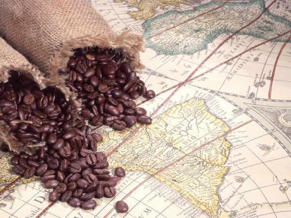 Третий месяц подряд снижаются цены на кофе