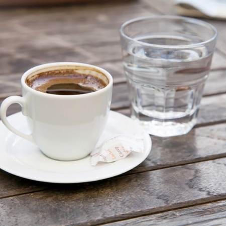 Истоки: откуда пошла традиция подачи воды к кофе