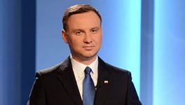 Польский президент угостил избирателей бодрящим напитком