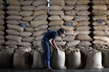 На второе место по экспорту кофейных зерен вышел Вьетнам