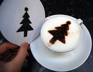 Рисуем новогоднюю елку в чашке с кофе