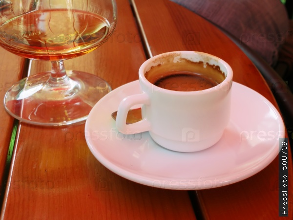 Какой алкоголь нужно добавлять в кофейные напитки?